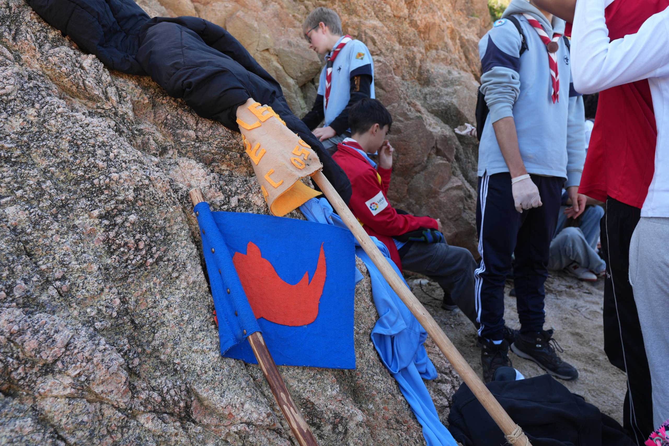 Patrulla scout de ruta na montaña
